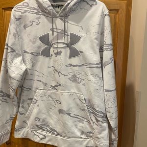 Mens Under Armour pullover sweatshirt.
